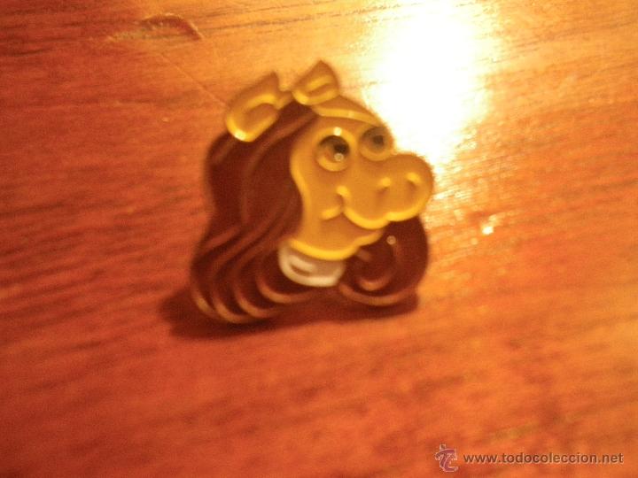 Pins de colecci&oacute;n: Pin Peggy, compa&ntilde;era de la rana Gustavo, en Tele&ntilde;ecos o Muppets