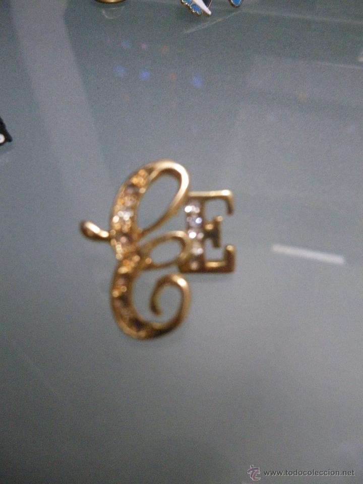 Pins de colecci&oacute;n: 2 pins letra E (le faltan cristales adorno)