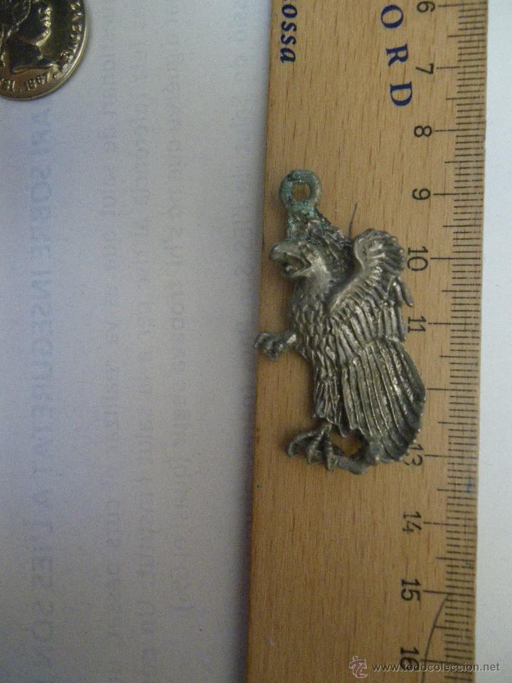 Pins de colecci&oacute;n: Colgante met&aacute;lico de &aacute;guila
