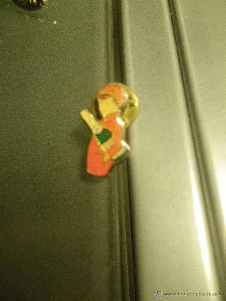 Pins de colecci&oacute;n: pin ni&ntilde;o con botella de cava o champany