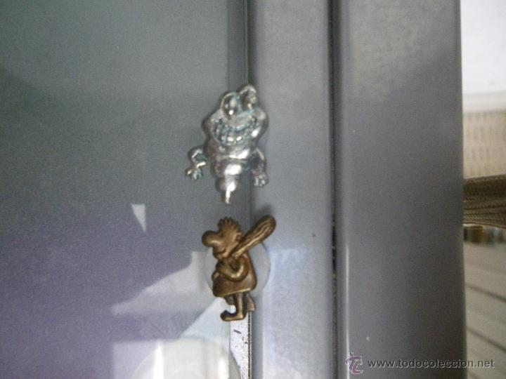 Pins de colecci&oacute;n: 2 pins: gusano y hombre con garrote