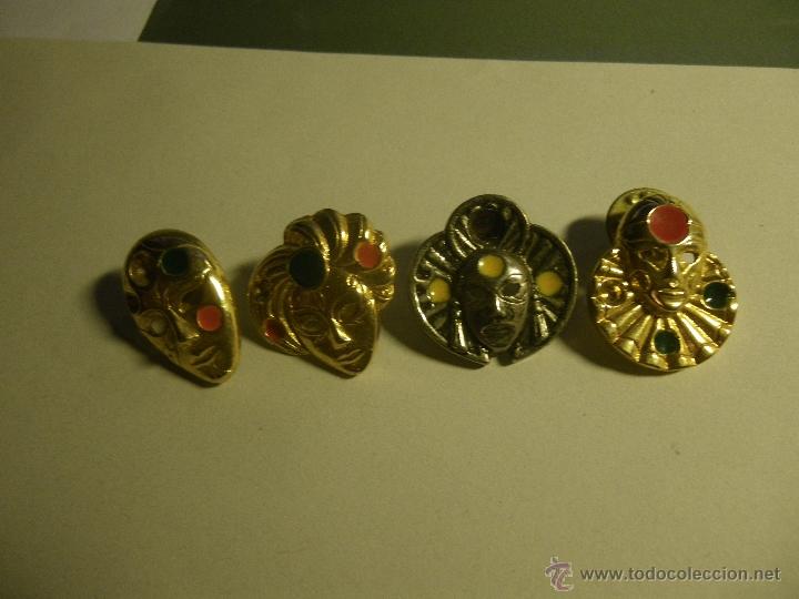 Pins de colecci&oacute;n: 4 pins dorados de m&aacute;scaras (les faltan piedras o cristal de colores)