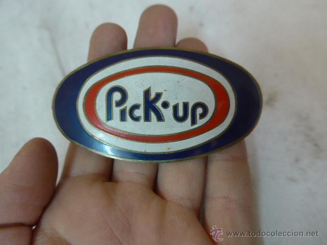 Pins de colecci&oacute;n: Antigua chapa de publicidad de pick-up, pick up