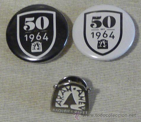 Pins de cole&ccedil;&atilde;o: LOTE DE 2 BADGES/CHAPAS AGUJA 50 A&Ntilde;OS BAQUEIRA Y 1 PIN - A&Ntilde;O 2014