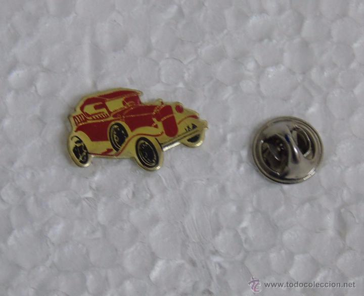 Pins de colecci&oacute;n: PIN DE COCHES MOTOS. COCHE CL&Aacute;SICO ROJO