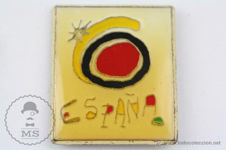 Pins de colecci&oacute;n: Pin con Emblema de Espa&ntilde;a - Dise&ntilde;o Joan Mir&oacute; - Medidas 25 x 22 Mm - #PLS