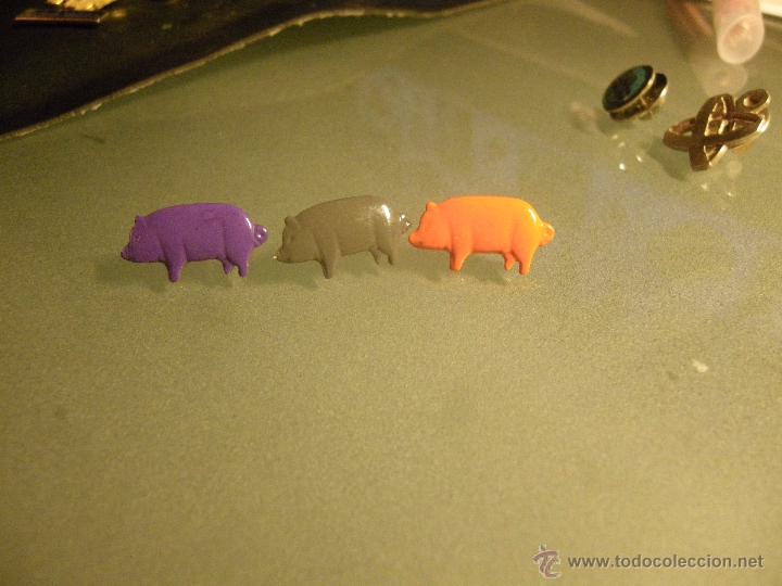 Pins de colecci&oacute;n: 3 pins cerdos de coloresdiferentes