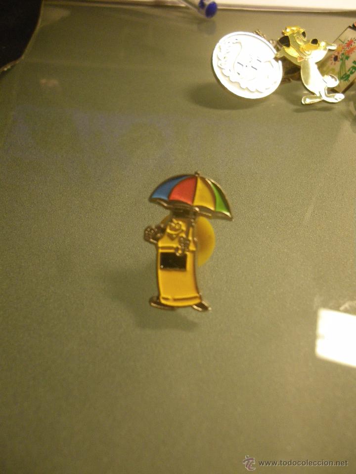 Pins de colecci&oacute;n: Pin personaje dibujos con paraguas