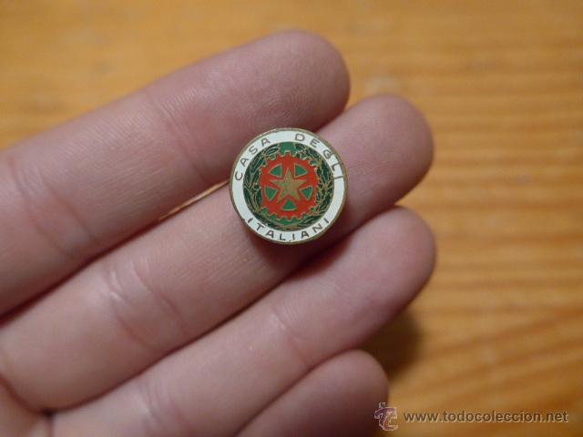 Pins de colecci&oacute;n: Antigua insignia casa degli italiani, de coche ? - Foto 1