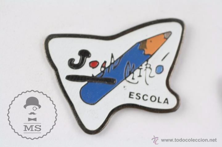 Pins de colecci&oacute;n: Pin Publicitario - Joan Mir&oacute; Escola / Escuela - Fondo Blanco - Medidas 27 x 20 Mm