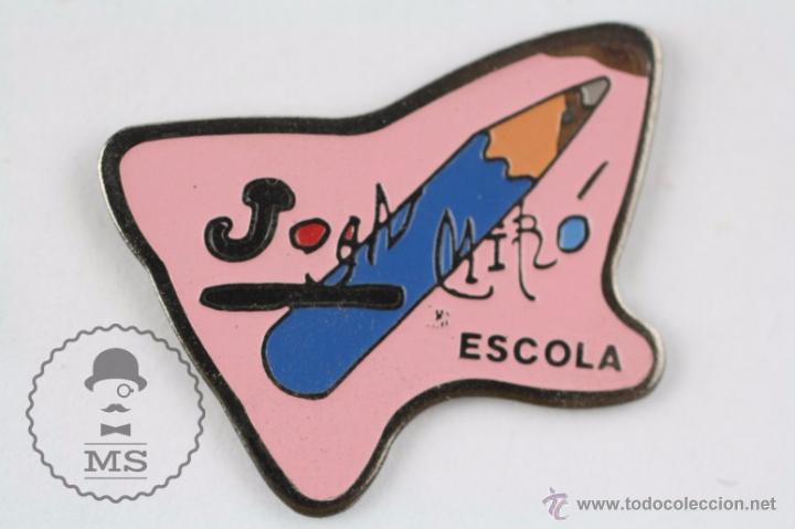 Pins de colecci&oacute;n: Pin Publicitario - Joan Mir&oacute; Escola / Escuela - Fondo Rosa - Medidas 27 x 20 Mm
