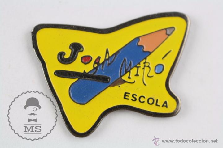 Pins de colecci&oacute;n: Pin Publicitario - Joan Mir&oacute; Escola / Escuela - Fondo Amarillo - Medidas 27 x 20 Mm