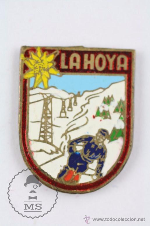 Pins de colecci&oacute;n: Pin / Antigua Insignia - La Hoya - Esqu&iacute; - Medidas 18 x 15 Mm - #PLS