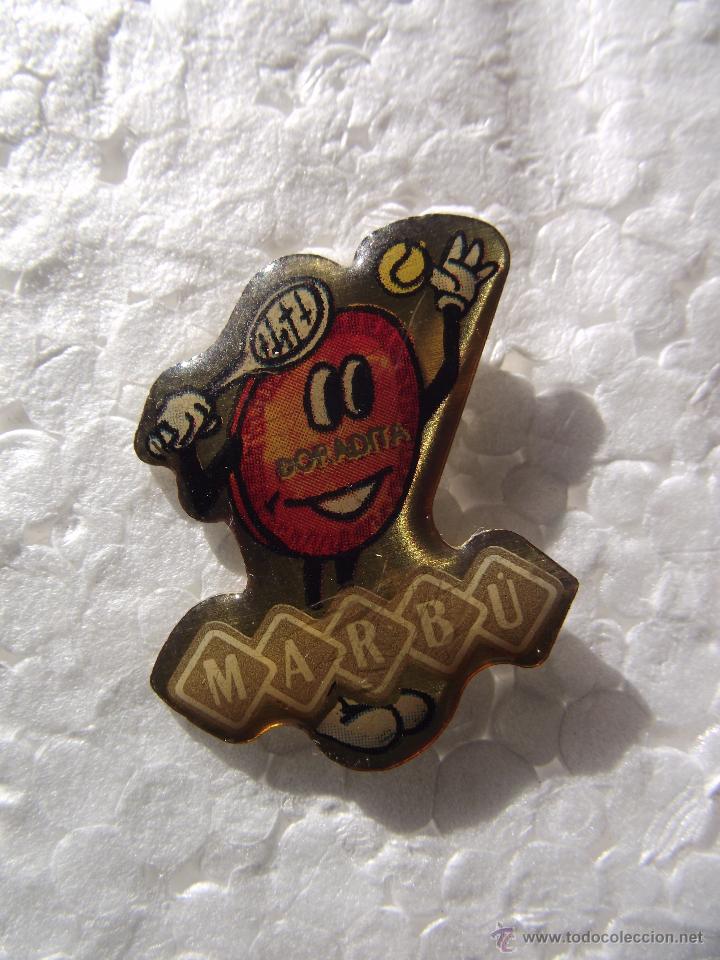 Pins de colecci&oacute;n: PIN DORADITA. GALLETAS MARBU. TENIS