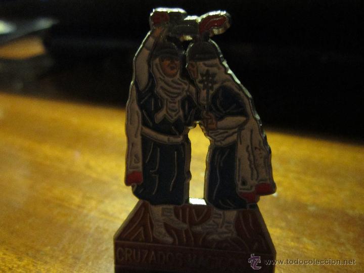 Pins de colecci&oacute;n: PIN DE SOBREMESA. CARNAVALES DE CADIZ. CHIRIGOTA CRUZADOS MAGICOS 82