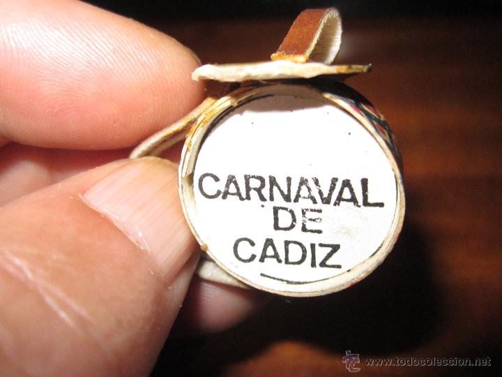 Pins de colecci&oacute;n: PIN HECHO A MANO DEL CARNAVAL DE CADIZ EN CARTON, PAPELY CUERO