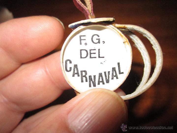 Pins de colecci&oacute;n: PIN HECHO A MANO DEL CARNAVAL DE CADIZ EN CARTON, PAPELY CUERO