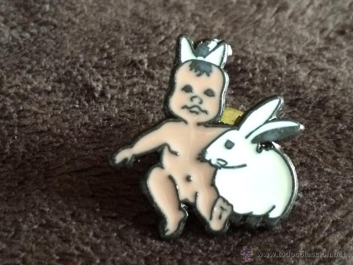 Pins de colecci&oacute;n: PIN DE BEBE CON CONEJO - Foto 1