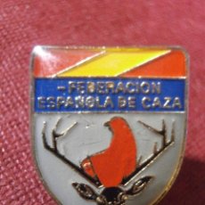 Pins de colección: INSIGNIA DE IMPERDIBLE - FEDERACIÓN ESPAÑOLA DE CAZA - PIN -. Lote 56031893