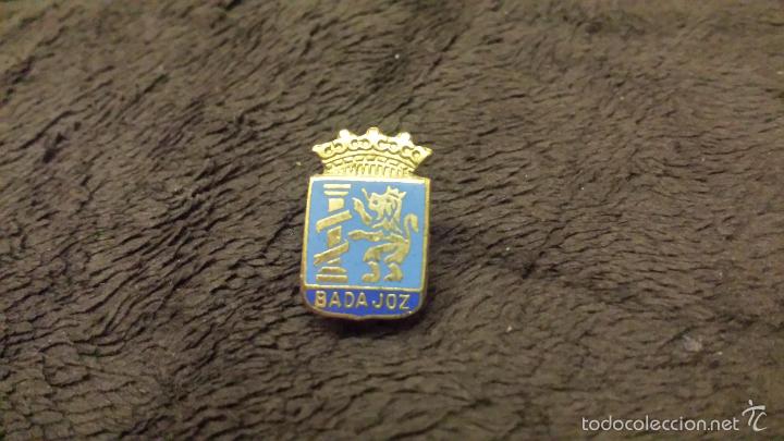 Sammlung von Pins: PIN ESCUDO HER&Aacute;LDICO BADAJOZ  (INSIGNIA ESMALTADA DE IMPERDIBLE )