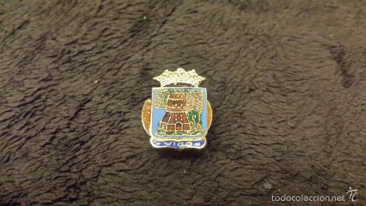Sammlung von Pins: PIN ESCUDO HER&Aacute;LDICO CIUDAD DE VIGO  (INSIGNIA ESMALTADA DE BOTON O OJAL  )