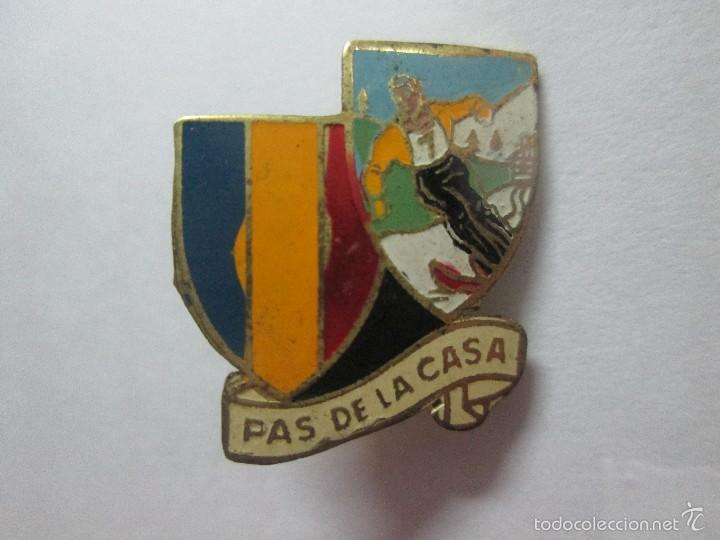 Pins de colecci&oacute;n: Pin tipo insignia aguja antigua  PAS de la CASA ANDORRA ESQUI ESQUIADOR DEPORTES INVIERNO