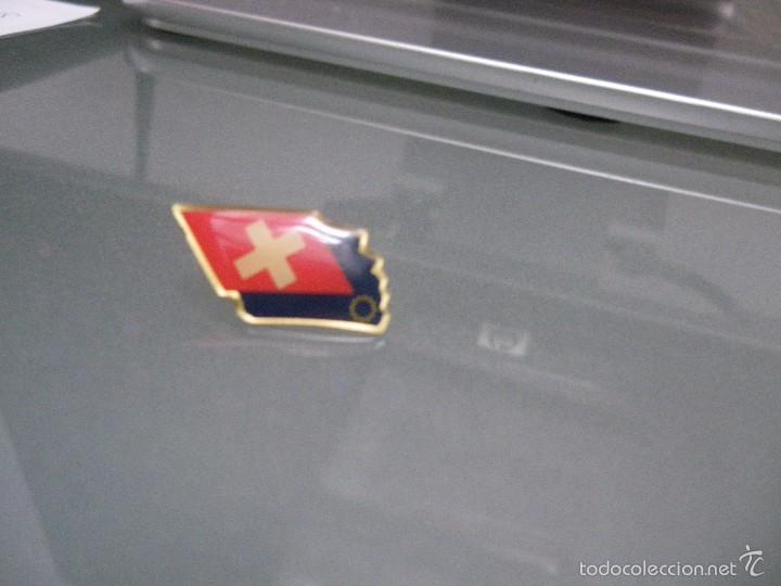 Pins de colecci&oacute;n: Pin Suiza sobre bandera Uni&oacute;n Europea