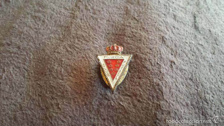 Sammlung von Pins: PIN ANTIGUO ESCUDO EQUIPO MURCIA CLUB FUTBOL ( INSIGNIA DE OJAL )