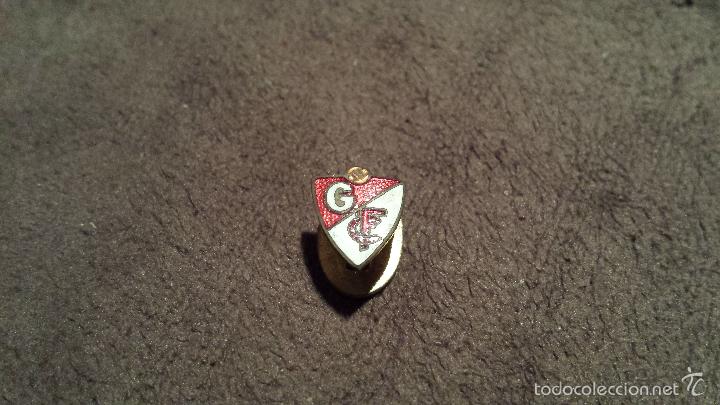 Sammlung von Pins: PIN ANTIGUO ESCUDO EQUIPO GRANADA CLUB FUTBOL ( INSIGNIA ESMALTADA ANTIGUA DE OJAL O BOT&Oacute;N