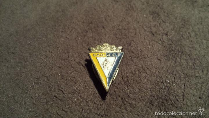 Sammlung von Pins: PIN ANTIGUO ESCUDO EQUIPO CADIZ CLUB FUTBOL ( INSIGNIA ANTIGUA CLUB DE ANDALUC&Iacute;A DE OJAL