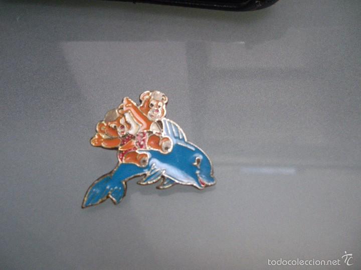 Pins de colecci&oacute;n: Pin Disney pareja de ositos osbre delf&iacute;n
