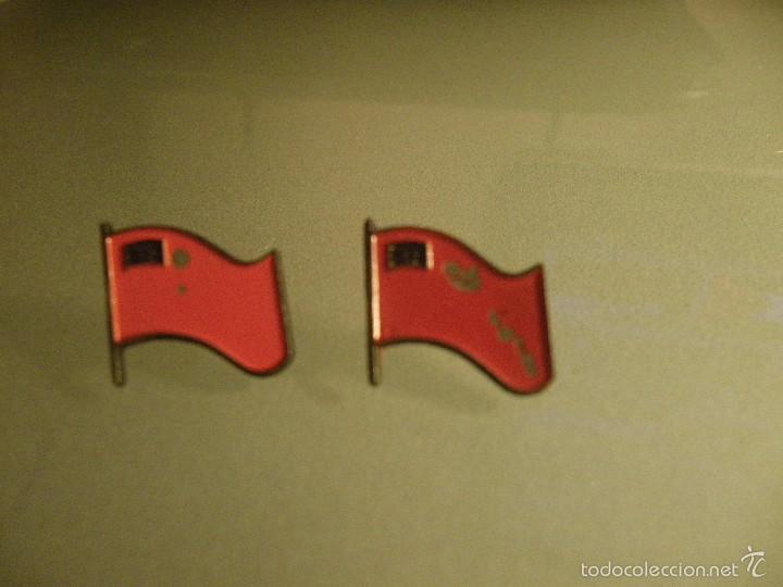 Pins de colecci&oacute;n: 2 pisn bandera ? (roja con peque&ntilde;a bandera en esquina)