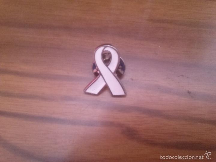 Collection pins: PINS LAZO BLANCO. BUEN ESTADO