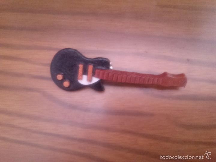 Collection pins: BROCHE DE GUITARRA DE MADERA, DE UN SOLO MASTIL. 6 CM. DE LARGO APROXIMADAMENTE. BUEN ESTADO. RARA