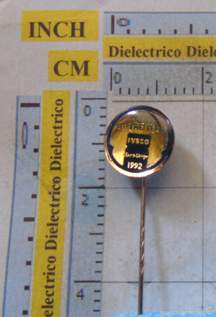 Pins e Spille di collezione: INSIGNIA DE SOLAPA OJAL. COCHES MOTOS. CAMIONES IVECO MEJOR CAMI&Oacute;N A&Ntilde;O 1992. NO PIN.