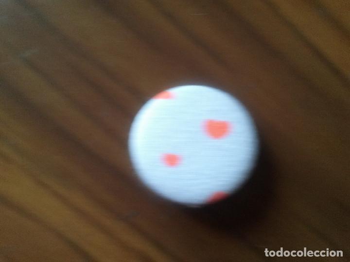 Collection pins: CHAPA.DE TELA. CORAZONES. BUEN ESTADO. MET&Aacute;LICO POR DETR&Aacute;S, TELA POR DELANTE. 0,31 MM. SIN USO. RARA