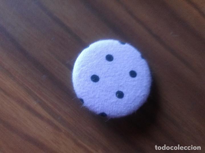 Collection pins: CHAPA.DE TELA. PUNTOS.  BUEN ESTADO. MET&Aacute;LICO POR DETR&Aacute;S, TELA POR DELANTE. 0,31 MM. SIN USO. RARA