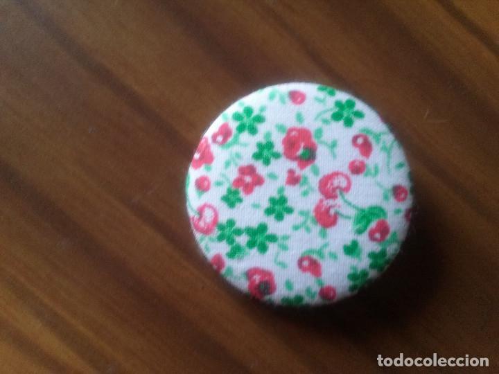 Sammlung von Pins: CHAPA.DE TELA. FLORES. BUEN ESTADO. MET&Aacute;LICO POR DETR&Aacute;S, TELA POR DELANTE. 0,31 MM. SIN USO. RARA