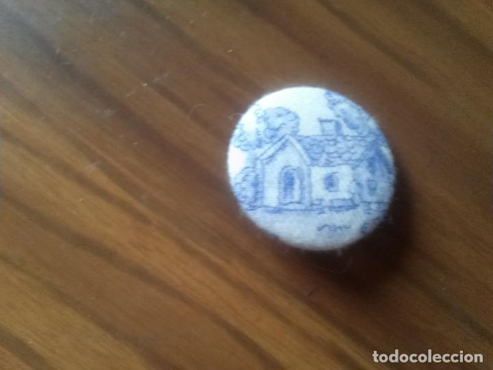 Collection pins: CHAPA.DE TELA.CASITA.  BUEN ESTADO. MET&Aacute;LICO POR DETR&Aacute;S, TELA POR DELANTE. 0,31 MM. SIN USO. RARA