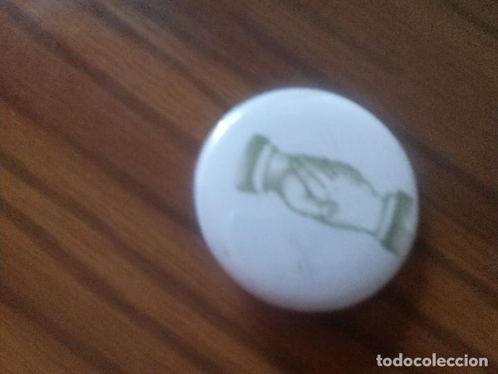 Collection pins: CHAPA. ABRAZO DE MANOS. EN VERDE.  0&acute;31 MM. BUEN ESTADO. NO USADO. RARO