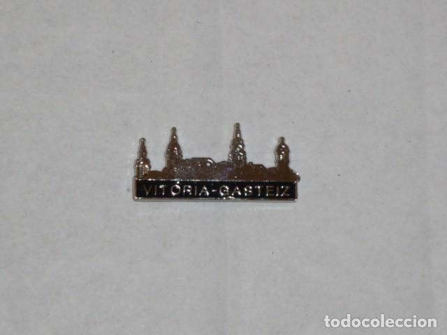 Pins de colecci&oacute;n: PIN PLATEADO DE VITORIA- GASTEIZ