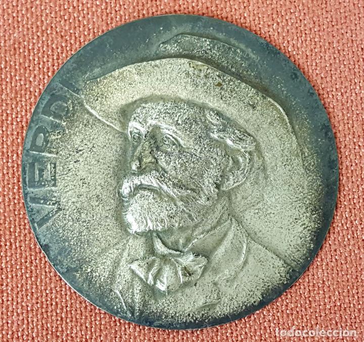 Pins de colecci&oacute;n: CHAPA EN METAL CON EL BUSTO DEL COMPOSITOR GIUSEPPE VERDI. CIRCA 1970.