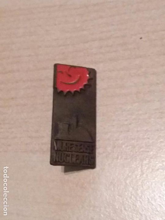 Sammlung von Pins: Antiguo pin pol&iacute;tico anti nuclear. Met&aacute;lico grabado con texto catal&aacute;n Viure sense nuclears. A&ntilde;os 90