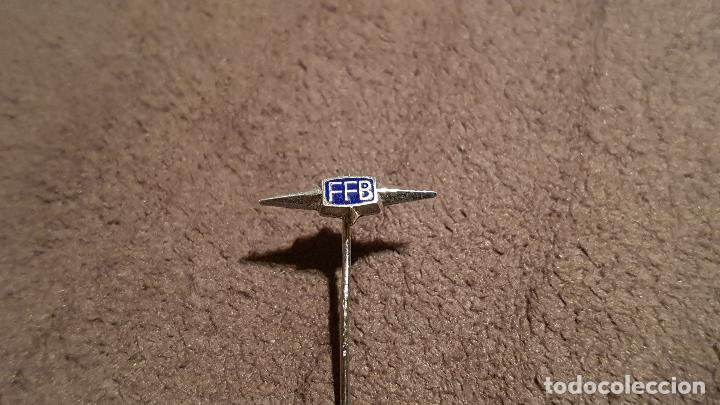 Pins de colecci&oacute;n: PIN ANTIGUO EMBLEMA MARCA DE COCHES Y CAMIONES FFB (INSIGNIA ANTIGUA  AGUJA AUTOMOCION AUTOMOVILES )
