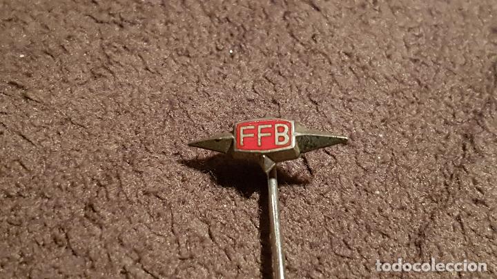 Pins de colecci&oacute;n: PIN ANTIGUO EMBLEMA MARCA DE COCHES Y CAMIONES FFB (INSIGNIA ANTIGUA AGUJA AUTOMOCION AUTOMOVILES )