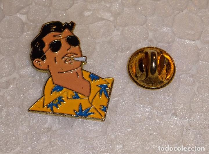Pins e Spille di collezione: PIN DE PERSONAJE CON CAMISA HAWAIANA, VIDEOJUEGOS? CINE? CHULO DE PLAYA?