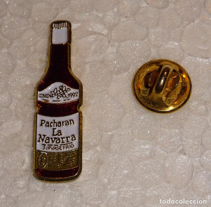 Pins de colecci&oacute;n: PIN DE BEBIDAS. BOTELLA DE PACHAR&Aacute;N LA NAVARRA - Foto 1
