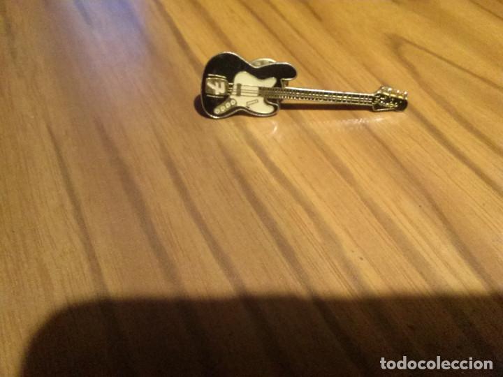 Pins de colecci&oacute;n: PIN. GUITARRA MET&Aacute;LICA DE 5 CM. BUEN ESTADO.