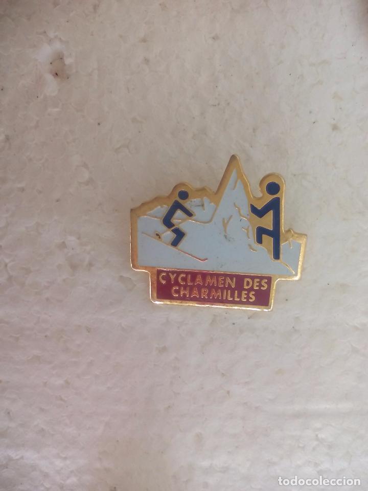 Pins de colecci&oacute;n: Pin o insignia. Esqui,  Cyclamen des Charmilles. Suiza. Suisse. . Pins