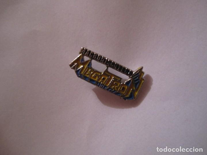 Pins de colecci&oacute;n: pin macrodiscoteca megatron mataro - Foto 2